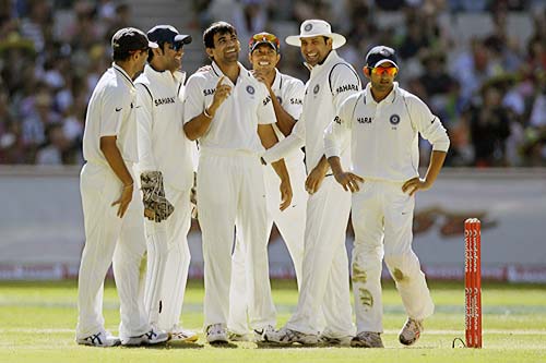 फ्लॉप बल्लेबाजी के बाद गेंदबाजों ने जगाई उम्मीद