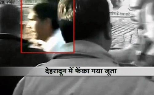 कांग्रेस के 'युवराज' राहुल गांधी पर भी चली जूता मिसाइल | आइकॉन राहुल