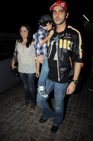 अग्निपथ की स्‍पेशल स्‍क्रीनिंग में सितारे |  सितारों की मस्‍ती