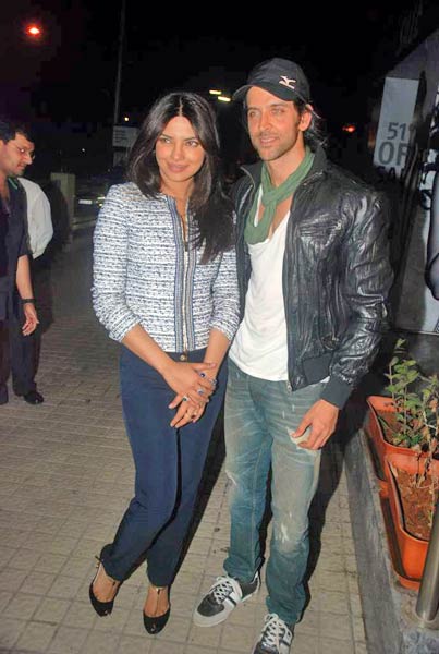 अग्निपथ की स्‍पेशल स्‍क्रीनिंग में सितारे |  सितारों की मस्‍ती