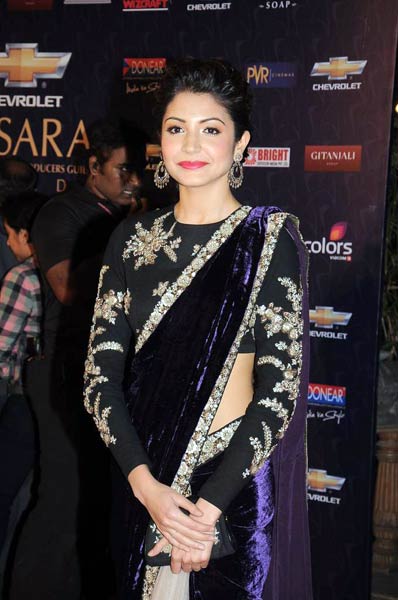 सितारों से सजा अप्सरा अवार्ड समारोह | जिस्‍म दिखाने की होड