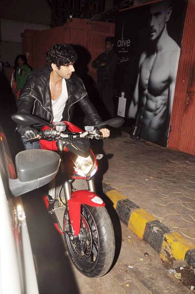 अर्जुन रामपाल के परफ्यूम लॉन्‍च पर सितारे | बोल्‍ड होती बालाएं