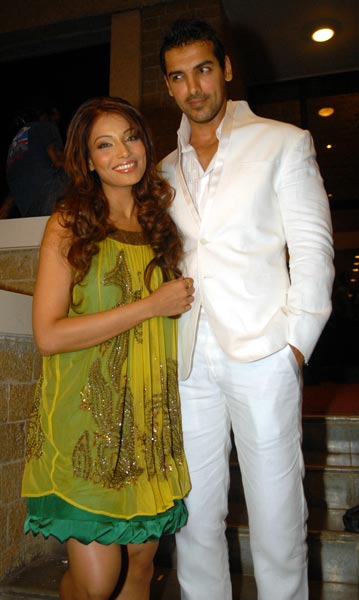 बिंदास बिपाशा बसु की शोख अदाए...। बिपाशा की हॉट तस्‍वीरें