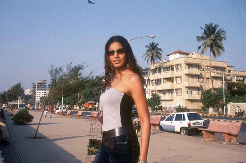 बिंदास बिपाशा बसु की शोख अदाए...। बिपाशा की हॉट तस्‍वीरें