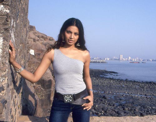 बिंदास बिपाशा बसु की शोख अदाए...। बिपाशा की हॉट तस्‍वीरें