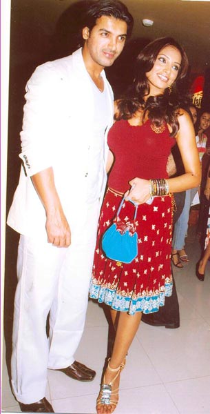 बिंदास बिपाशा बसु की शोख अदाए...। बिपाशा की हॉट तस्‍वीरें