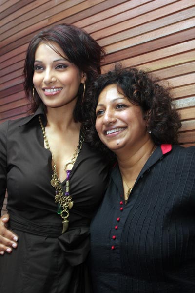 बिंदास बिपाशा बसु की शोख अदाए...। बिपाशा की हॉट तस्‍वीरें