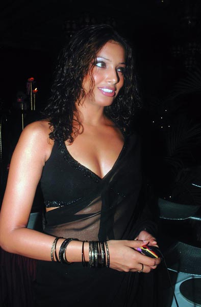 बिंदास बिपाशा बसु की शोख अदाए...। बिपाशा की हॉट तस्‍वीरें