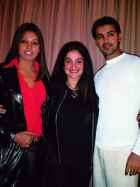 बिंदास बिपाशा बसु की शोख अदाए...। बिपाशा की हॉट तस्‍वीरें