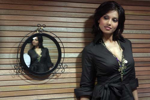 बिंदास बिपाशा बसु की शोख अदाए...। बिपाशा की हॉट तस्‍वीरें