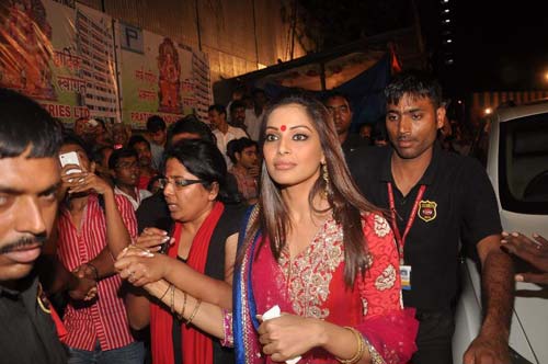 बिंदास बिपाशा बसु की शोख अदाए...। बिपाशा की हॉट तस्‍वीरें