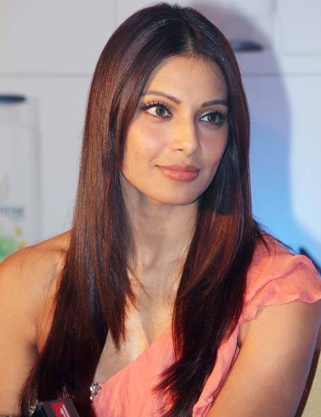 बिंदास बिपाशा बसु की शोख अदाए...। बिपाशा की हॉट तस्‍वीरें