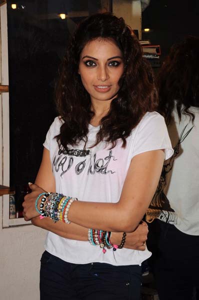 बिंदास बिपाशा बसु की शोख अदाए...। बिपाशा की हॉट तस्‍वीरें