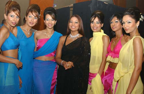 बिंदास बिपाशा बसु की शोख अदाए...। बिपाशा की हॉट तस्‍वीरें