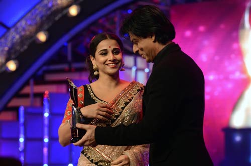 सितारों से सजा अप्सरा अवार्ड समारोह | जिस्‍म दिखाने की होड