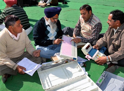 29 जनवरी 2012: तस्‍वीरों में देखें दिनभर की बड़ी खबरें | पढ़ें