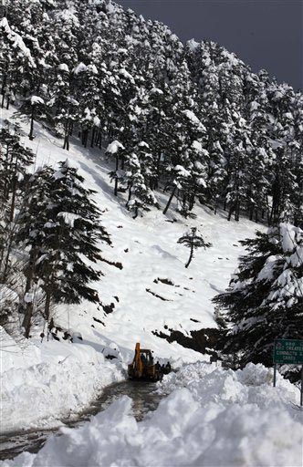 जन्‍नत-ए-कश्‍मीर में बर्फबारी के सुंदर नजारे