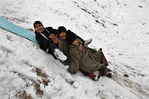 जन्‍नत-ए-कश्‍मीर में बर्फबारी के सुंदर नजारे