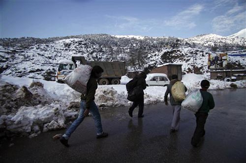 जन्‍नत-ए-कश्‍मीर में बर्फबारी के सुंदर नजारे