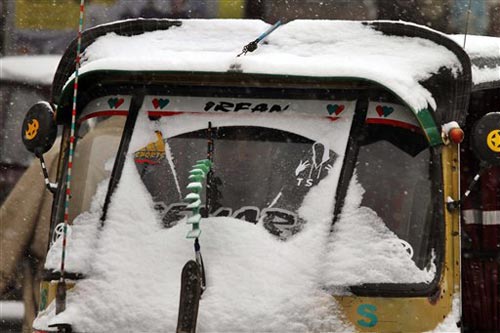 जन्‍नत-ए-कश्‍मीर में बर्फबारी के सुंदर नजारे