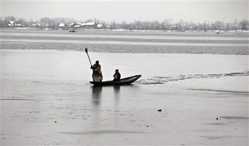 जन्‍नत-ए-कश्‍मीर में बर्फबारी के सुंदर नजारे