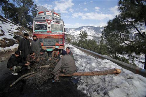 जन्‍नत-ए-कश्‍मीर में बर्फबारी के सुंदर नजारे