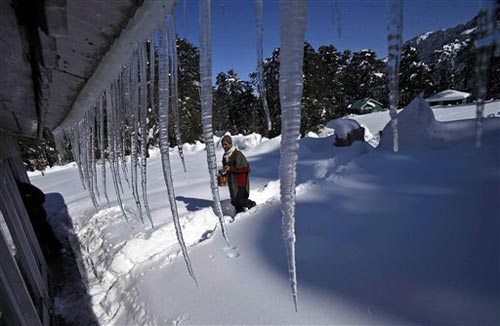 जन्‍नत-ए-कश्‍मीर में बर्फबारी के सुंदर नजारे