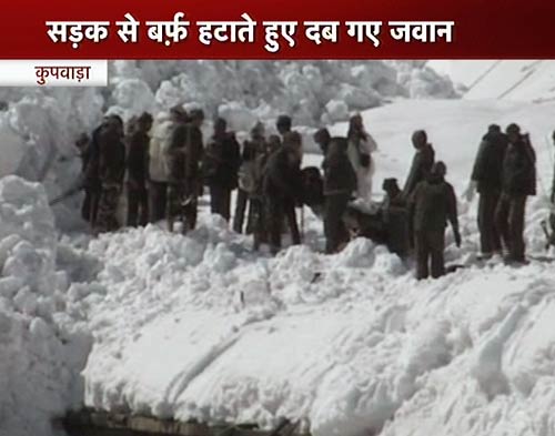 जानलेवा बनी बर्फबारी | बर्फबारी के बीच 'जय माता दी'