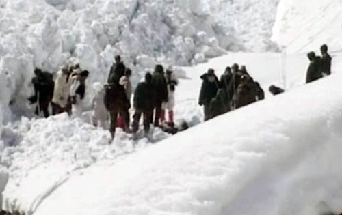 जानलेवा बनी बर्फबारी | बर्फबारी के बीच 'जय माता दी'