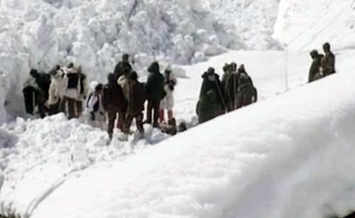 जानलेवा बनी बर्फबारी | बर्फबारी के बीच 'जय माता दी'