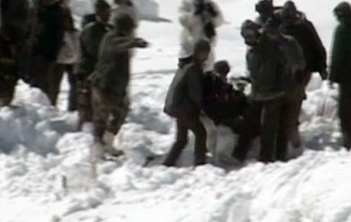 जानलेवा बनी बर्फबारी | बर्फबारी के बीच 'जय माता दी'