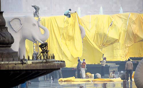 आखिर ढक दी गई मायावती और हाथी की मूर्तियां