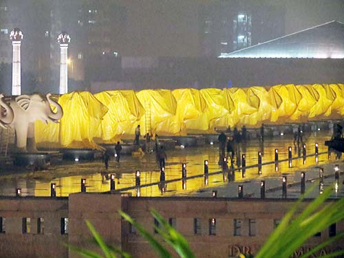 आखिर ढक दी गई मायावती और हाथी की मूर्तियां