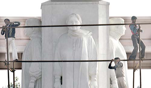 आखिर ढक दी गई मायावती और हाथी की मूर्तियां