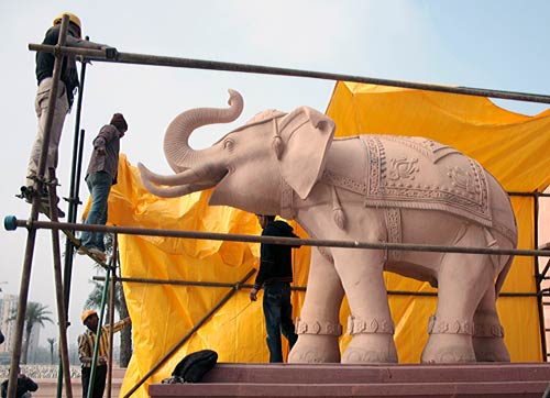 आखिर ढक दी गई मायावती और हाथी की मूर्तियां