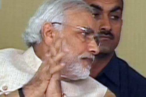 गोधरा में एक दिन के उपवास पर बैठे मोदी | वीडियो