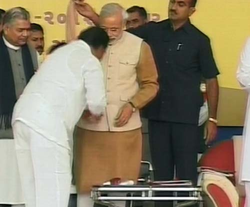 गोधरा में एक दिन के उपवास पर बैठे मोदी | वीडियो