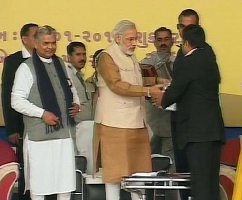 गोधरा में एक दिन के उपवास पर बैठे मोदी | वीडियो