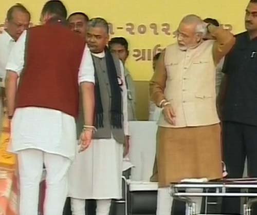 गोधरा में एक दिन के उपवास पर बैठे मोदी | वीडियो