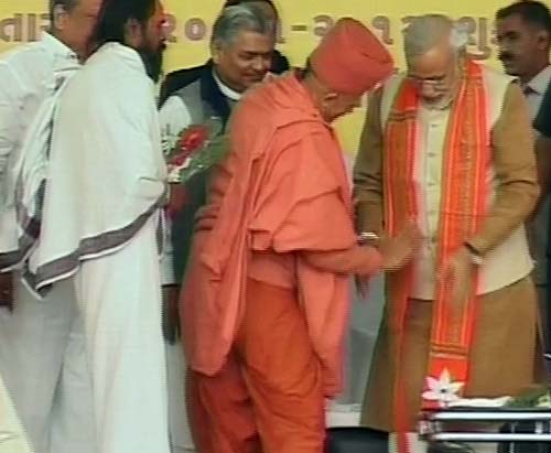 गोधरा में एक दिन के उपवास पर बैठे मोदी | वीडियो