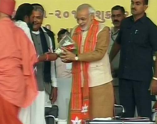 गोधरा में एक दिन के उपवास पर बैठे मोदी | वीडियो