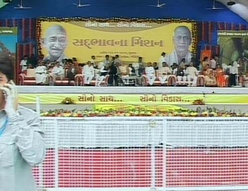 गोधरा में एक दिन के उपवास पर बैठे मोदी | वीडियो