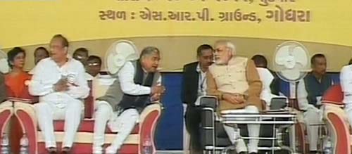 गोधरा में एक दिन के उपवास पर बैठे मोदी | वीडियो