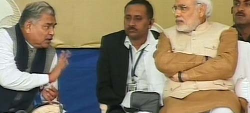 गोधरा में एक दिन के उपवास पर बैठे मोदी | वीडियो