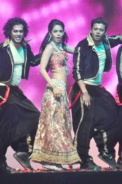 देखें किन हसीनाओं ने लगाए नए साल पर ठुमके | स्टाइलिश हसीनाएं