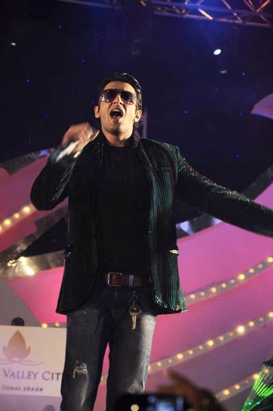 देखें किन हसीनाओं ने लगाए नए साल पर ठुमके | स्टाइलिश हसीनाएं