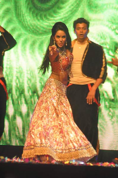 देखें किन हसीनाओं ने लगाए नए साल पर ठुमके | स्टाइलिश हसीनाएं