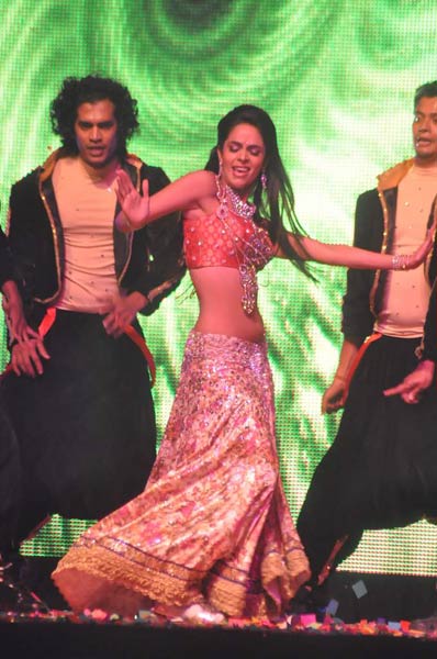 देखें किन हसीनाओं ने लगाए नए साल पर ठुमके | स्टाइलिश हसीनाएं