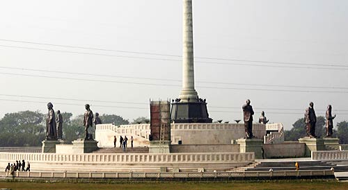 आखिर ढक दी गई मायावती और हाथी की मूर्तियां