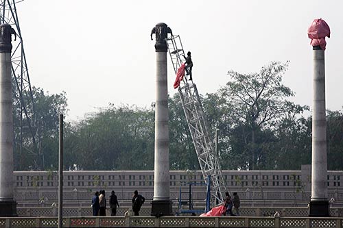 आखिर ढक दी गई मायावती और हाथी की मूर्तियां